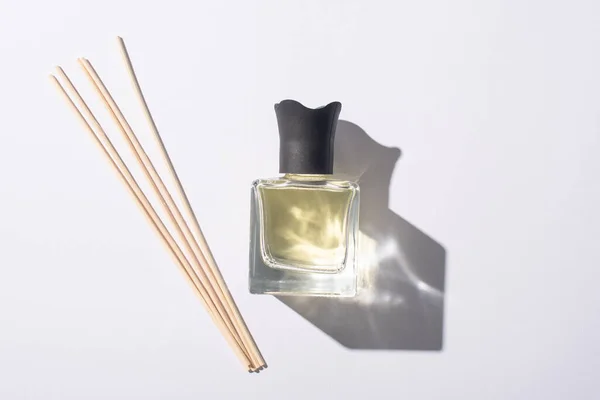 Vista Superior Varas Aroma Perto Perfume Garrafa Fundo Branco — Fotografia de Stock