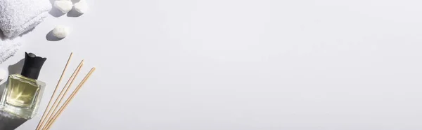 Вид Зверху Палички Ароматом Парфумами Пляшці Біля Спа Камінців Рушником — стокове фото