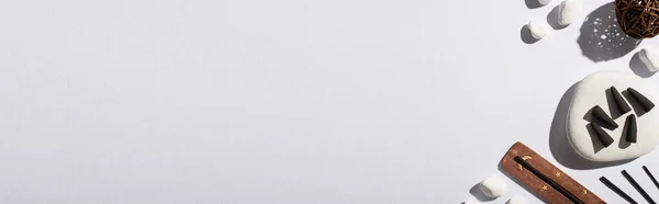 Вид Зверху Чорні Конуси Пахощів Камені Палички Аромату Декоративний Білому — стокове фото