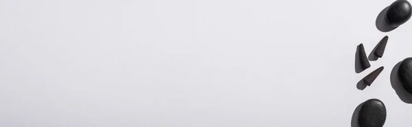 Vista Dall Alto Coni Incenso Nero Pietre Sfondo Bianco Colpo — Foto Stock