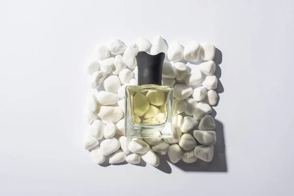Beyaz Arka Planda Taşlardan Yapılmış Karede Parfümünün Şişedeki Üst Görüntüsü — Stok fotoğraf