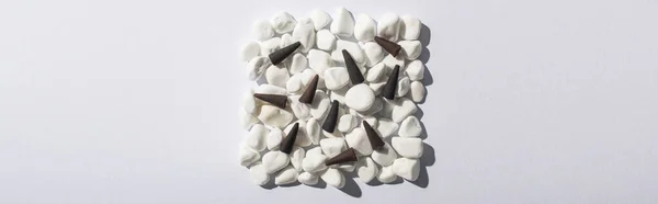 Vista Superior Cones Incenso Quadrado Feito Pedras Sobre Fundo Branco — Fotografia de Stock