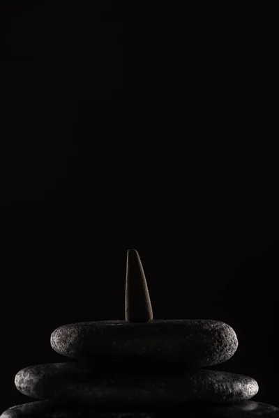 Κώνο Θυμιάματος Πέτρες Απομονωμένες Μαύρο Φόντο — Φωτογραφία Αρχείου