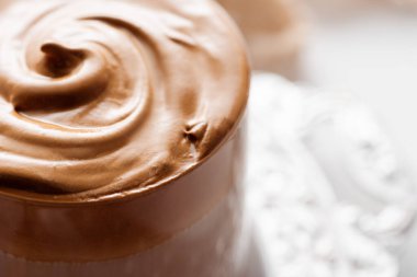 Köpüklü lezzetli Dalgona kahvesinin yakın görüntüsü.