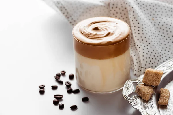 Vynikající Dalgona Káva Skle Blízkosti Kávových Zrn Hnědý Cukr Stříbrném — Stock fotografie