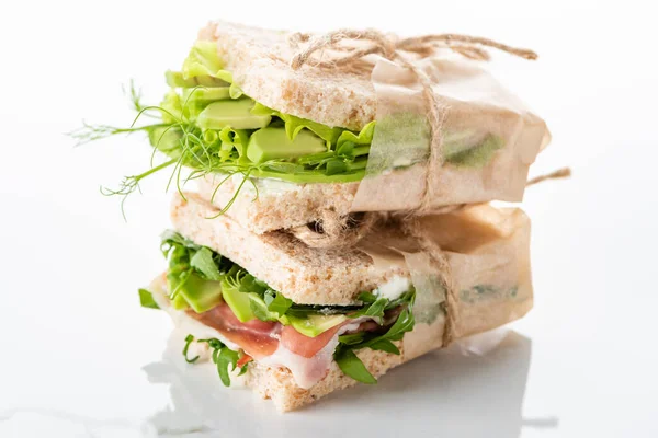 Свіжі Зелені Бутерброди Авокадо Джемоном Мармуровій Білій Поверхні — стокове фото