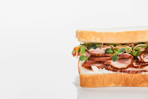 Delicioso Sándwich Fresco Con Carne Brotes Superficie Blanca — Foto de Stock