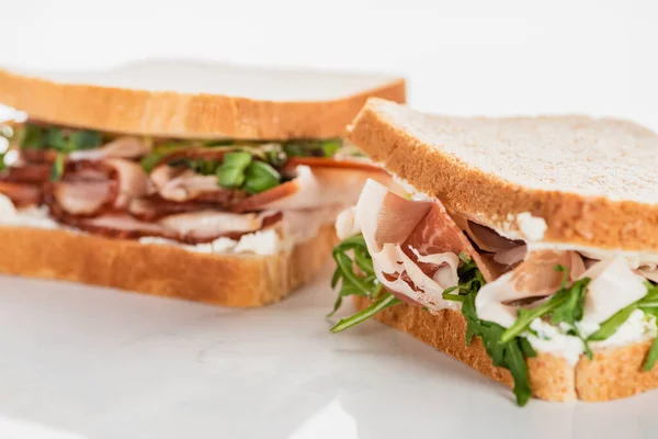 Selektivt Fokus Färsk Smörgås Med Ruccola Och Prosciutto Vit Yta — Stockfoto