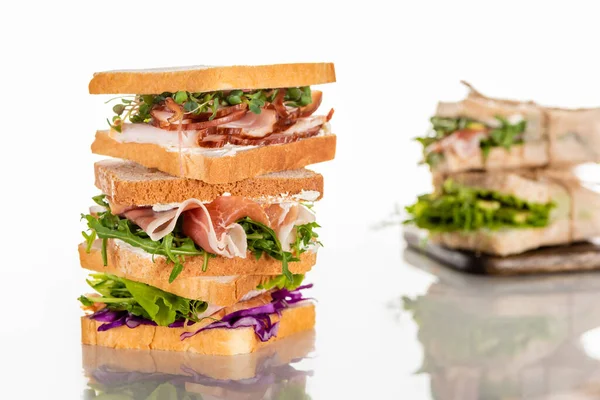 Foyer Sélectif Sandwichs Frais Avec Roquette Viande Sur Surface Blanche — Photo