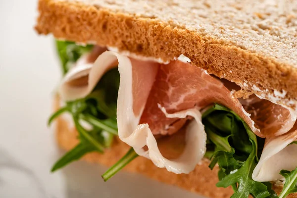 アルグラとプロシュートの新鮮なサンドイッチを間近で見ることができます — ストック写真
