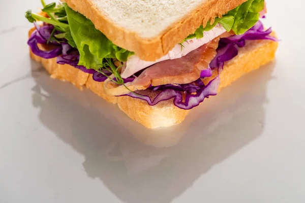 Vista Perto Sanduíche Verde Fresco Com Carne Superfície Branca Mármore — Fotografia de Stock