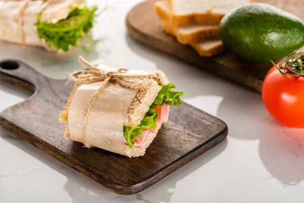 Selective Focus Fresh Green Sandwich Wooden Cutting Board Tomato Avocado — Stock Photo, Image