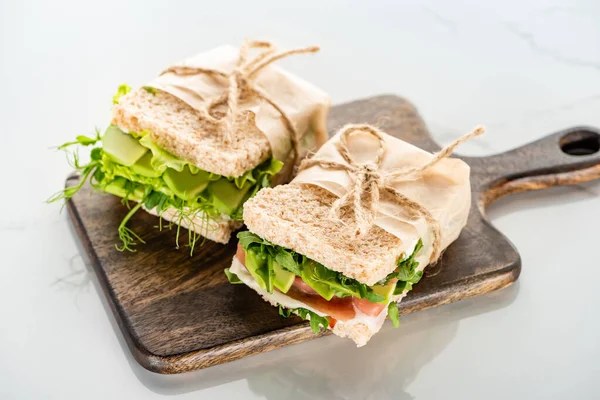 Sandwichs Verts Frais Avec Avocat Viande Sur Planche Découper Bois — Photo