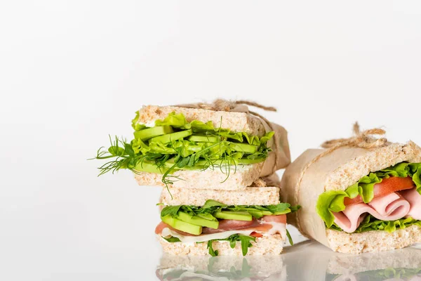 Sándwiches Verdes Frescos Con Aguacate Carne Superficie Blanca —  Fotos de Stock