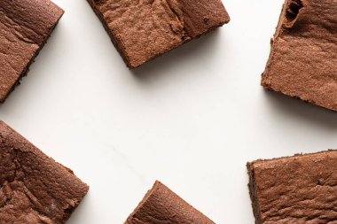 Beyaz arkaplanda lezzetli browni parçalarının üst görünümü