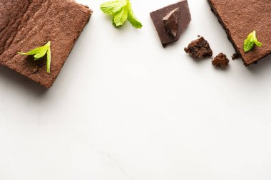 Beyaz arka planda naneli ve çikolatalı nefis browni parçalarının üst görüntüsü