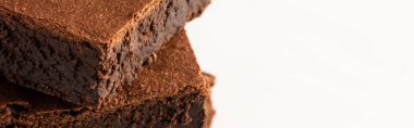Beyaz arka planda nefis browni parçaları, panoramik çekim