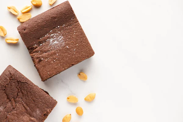 Bovenaanzicht Van Heerlijke Brownie Stukken Met Noten Witte Achtergrond — Stockfoto