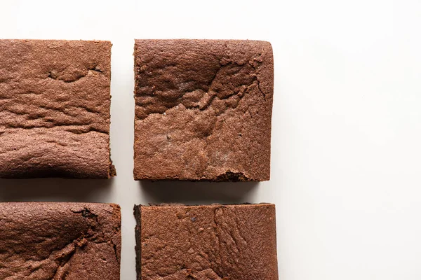 Ovanifrån Läckra Brownie Bitar Vit Bakgrund — Stockfoto