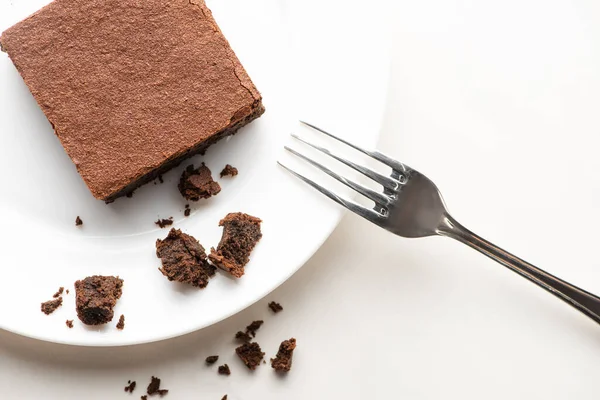 Vrchní Pohled Lahodný Kus Brownie Talíři Vidličkou Bílém Pozadí — Stock fotografie