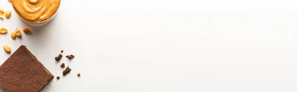 Вид Зверху Смачний Шматок Брауні Арахісовим Маслом Горіхами Білому Тлі — стокове фото