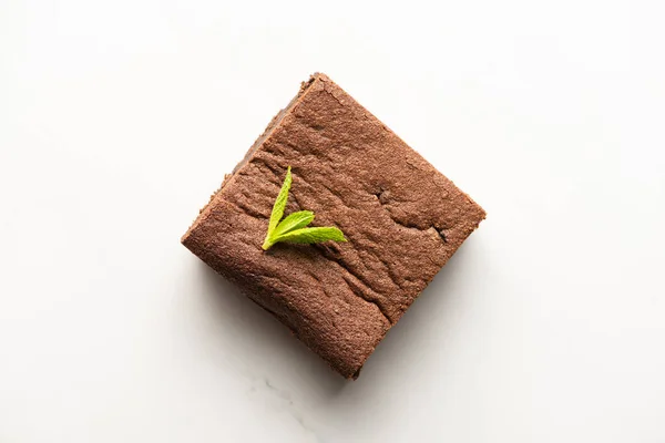 Bovenaanzicht Van Heerlijke Brownie Stuk Met Munt Witte Achtergrond — Stockfoto