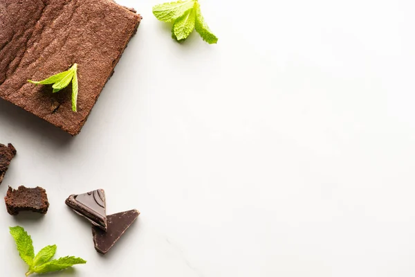 Vue Dessus Délicieux Morceau Brownie Avec Menthe Chocolat Sur Fond — Photo