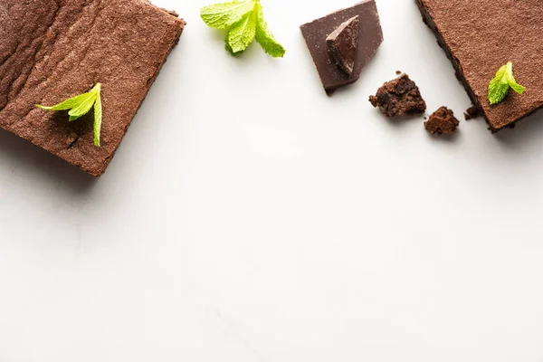 Felülnézet Ízletes Brownie Darab Menta Csokoládé Fehér Háttér — Stock Fotó