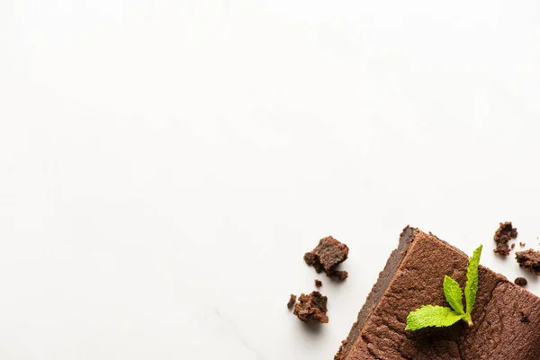 Draufsicht Auf Köstliches Brownie Stück Mit Minze Auf Weißem Hintergrund — Stockfoto
