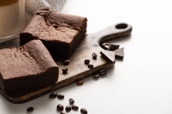 Deliciosas Piezas Brownie Tabla Cortar Madera Con Granos Café Chocolate — Foto de Stock
