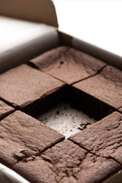 Vista Perto Deliciosas Peças Brownie Caixa Papelão Fundo Branco — Fotografia de Stock