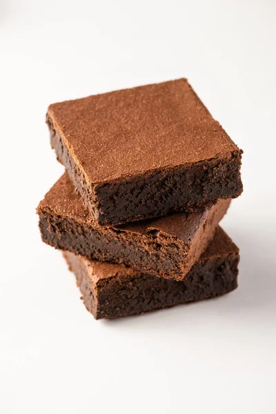 Läckra Brownie Bitar Vit Bakgrund — Stockfoto