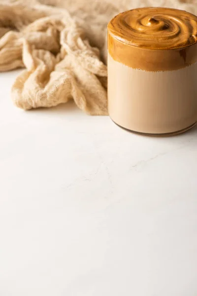 Delicioso Café Con Espuma Cerca Tela Beige Sobre Fondo Blanco — Foto de Stock