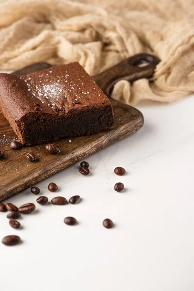 Deliciosa Pieza Brownie Tabla Cortar Madera Con Granos Café Cerca — Foto de Stock