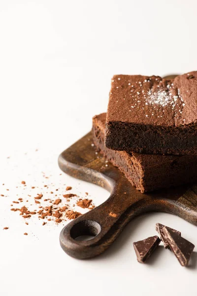 Deliciosas Piezas Brownie Tabla Cortar Madera Con Chocolate Negro Sobre —  Fotos de Stock
