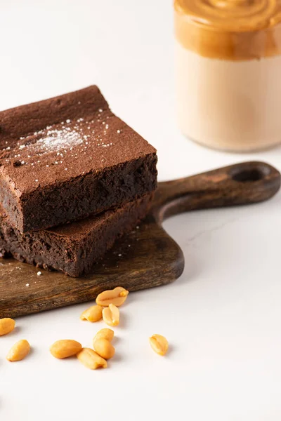 Foco Seletivo Deliciosas Peças Brownie Placa Corte Madeira Com Amendoim — Fotografia de Stock
