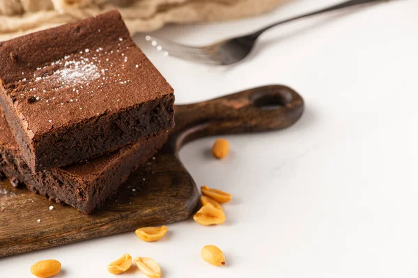 Επιλεκτική Εστίαση Νόστιμων Κομματιών Brownie Ξύλο Κοπής Φιστίκια Λευκό Φόντο — Φωτογραφία Αρχείου