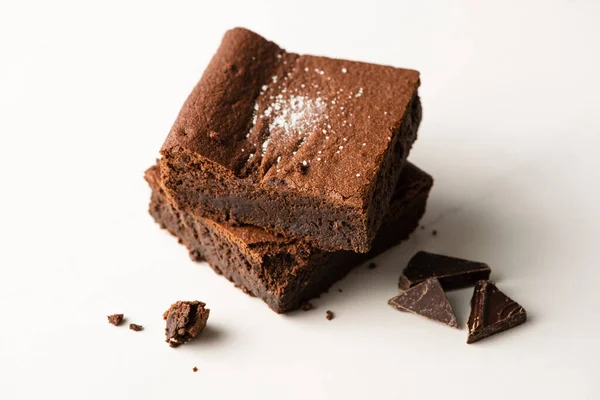 Läckra Brownie Bitar Med Choklad Vit Bakgrund — Stockfoto