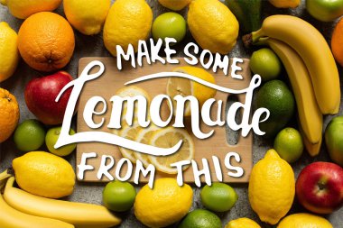 Lezzetli renkli meyvelerin ve limon dilimli ahşap kesme tahtasının üst görüntüsü, bu resimden biraz limonata yap.