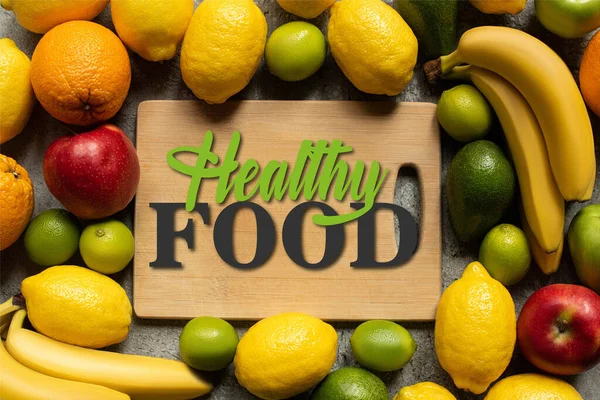 Lezzetli Renkli Meyvelerin Ahşap Kesme Tahtasının Üst Görüntüsü Sağlıklı Gıda — Stok fotoğraf