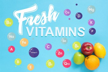 Olgun meyvelerin ve mavi arkaplanda taze vitamin resimlerinin en üst görüntüsü