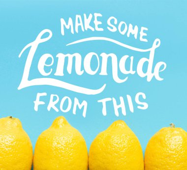 Mavi zemin üzerinde olgun sarı limon manzarası ve bu resimden biraz limonata yap.