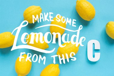 Olgun sarı limonların üst görüntüsü ve mavi arkaplanda C harfi, bu resimden biraz limonata yap.