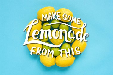 Mavi zemin üzerinde daireler halinde sıralanmış olgun sarı limon ve limon manzarası, bu resimden biraz limonata yapın.
