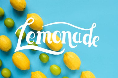 Olgun sarı limonlarla yatıyordu, mavi arka planda yeşil limonlar, limonata çizimi