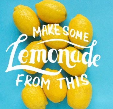 Mavi arka planda olgun sarı limonların üst görüntüsü, bu resimden biraz limonata yapın.