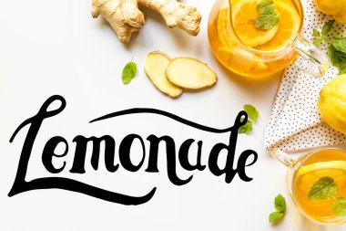 Zencefil kökü yanında sıcak çay, beyaz arka planda limon ve nane, limonata illüstrasyonu