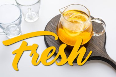 Beyaz arka planda boş bardakların yanında limon ve zencefilli çaydanlıkta sıcak çay, taze illüstrasyon.