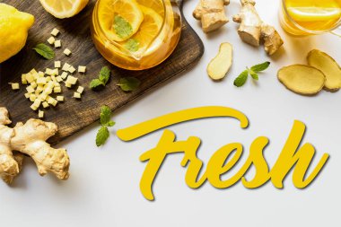 Zencefil kökü yakınlarındaki sıcak çay, beyaz arka plandaki ahşap kesim tahtasında limon ve nane, taze illüstrasyon.
