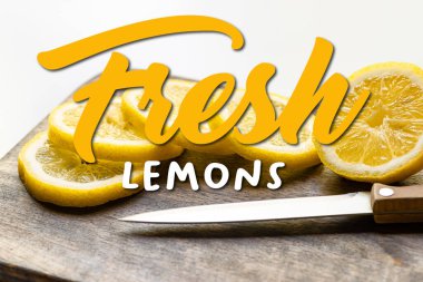 Tahta kesme tahtasındaki sıcak limonun seçici odak noktası beyaz arka planda bıçak, taze limon illüstrasyonu